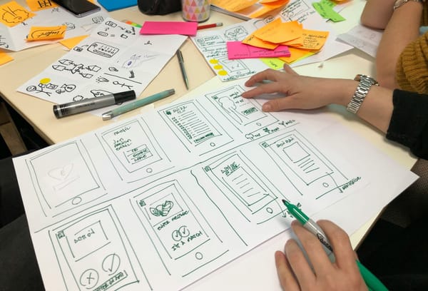 Sut gall sgrialfwrdd a beic modur eich addysgu am Gynllunio Gwasanaethau Digidol